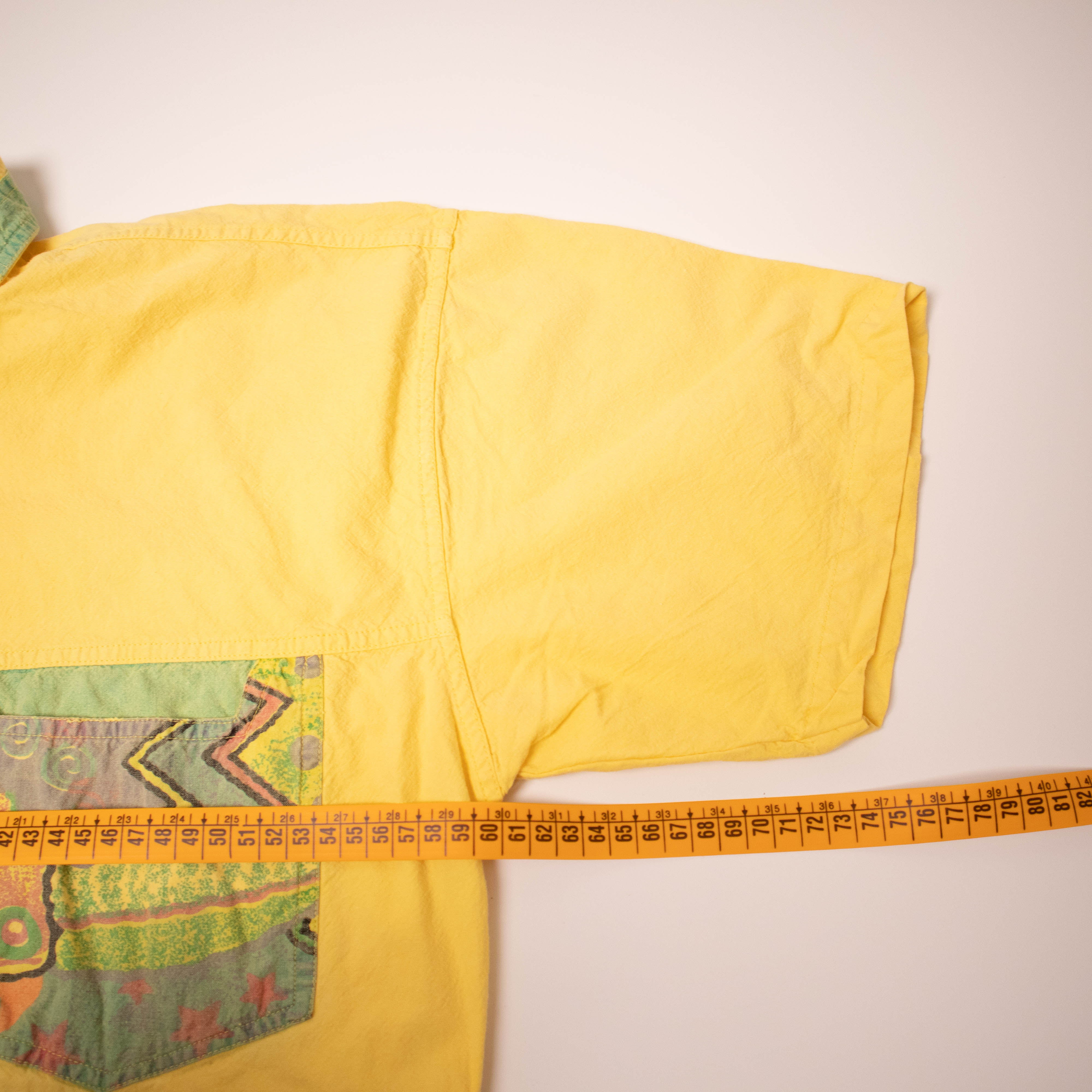 Vintage 90s yellow graphic button T shirt - Size S/M