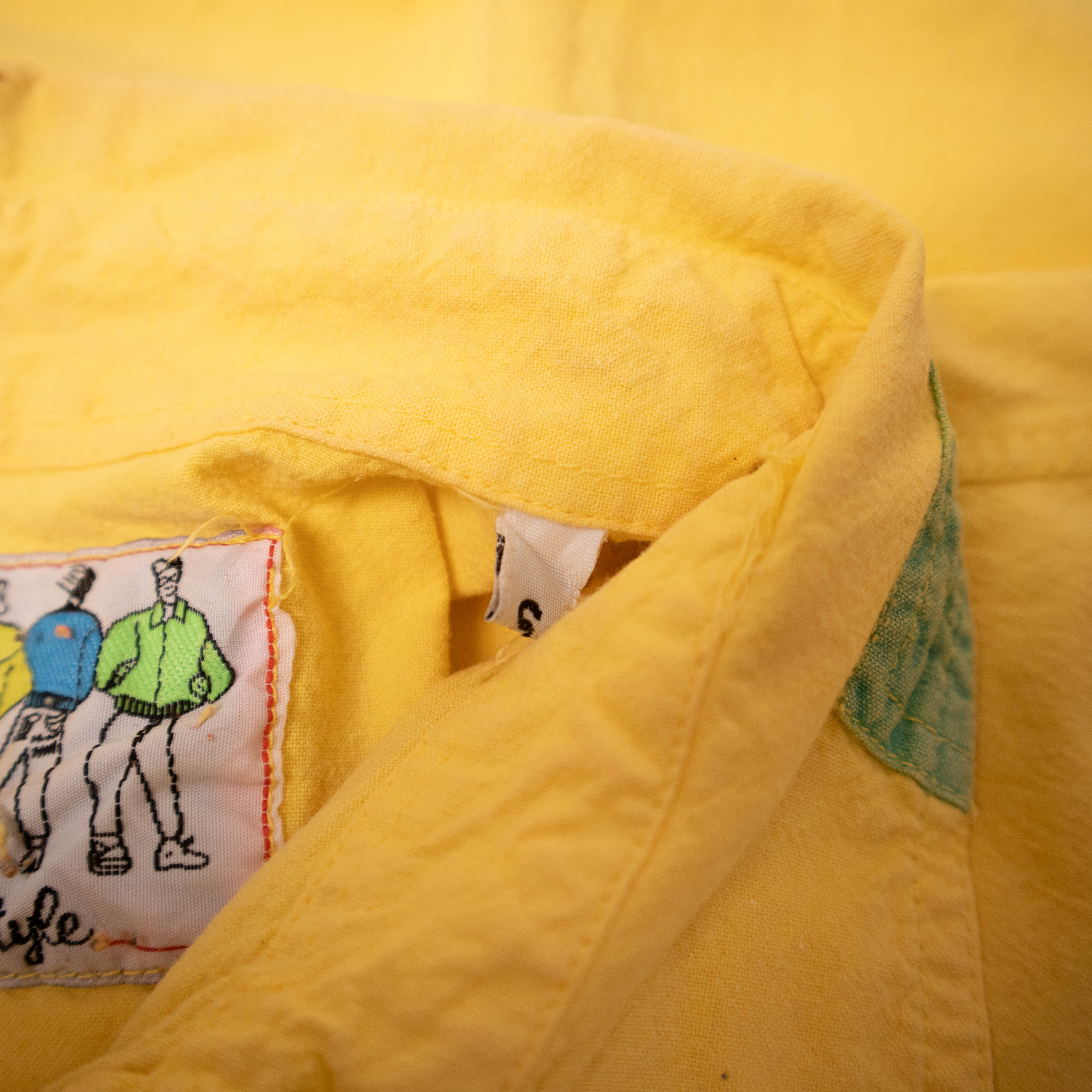 Vintage 90s yellow graphic button T shirt - Size S/M