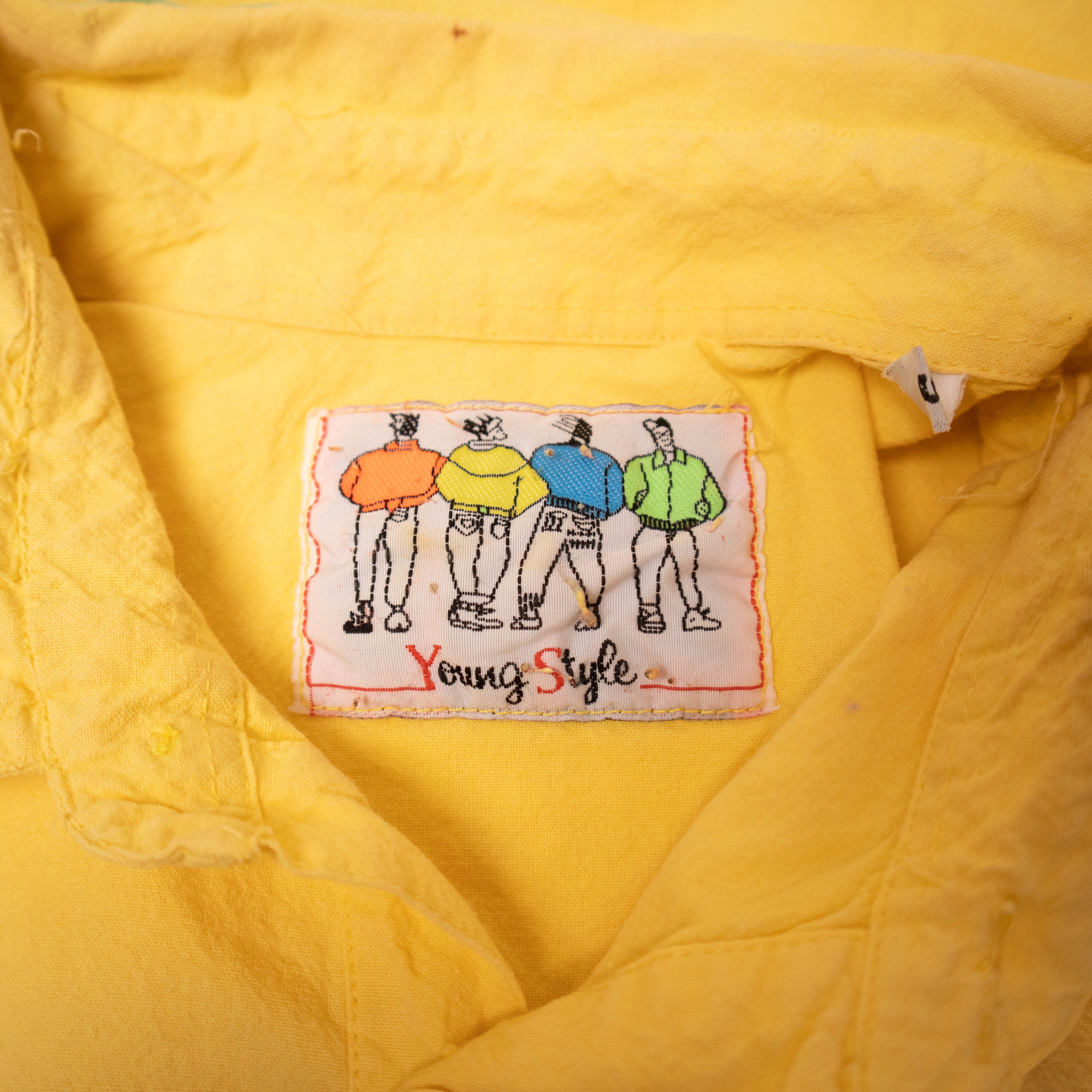 Vintage 90s yellow graphic button T shirt - Size S/M